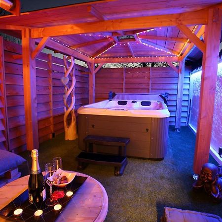 Lovina Chambre De Charme Avec Jaccuzi Velaux Exteriér fotografie