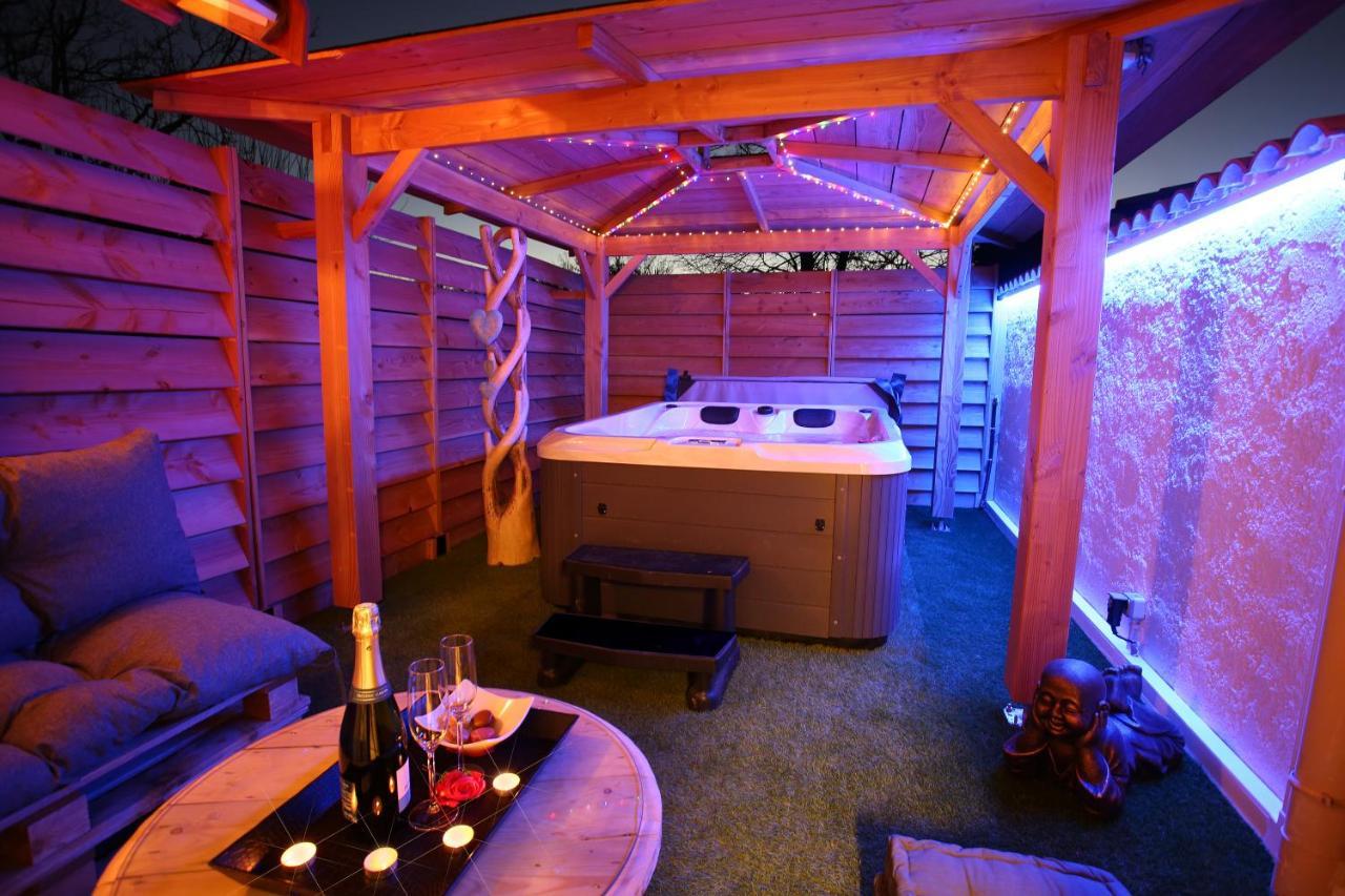Lovina Chambre De Charme Avec Jaccuzi Velaux Exteriér fotografie